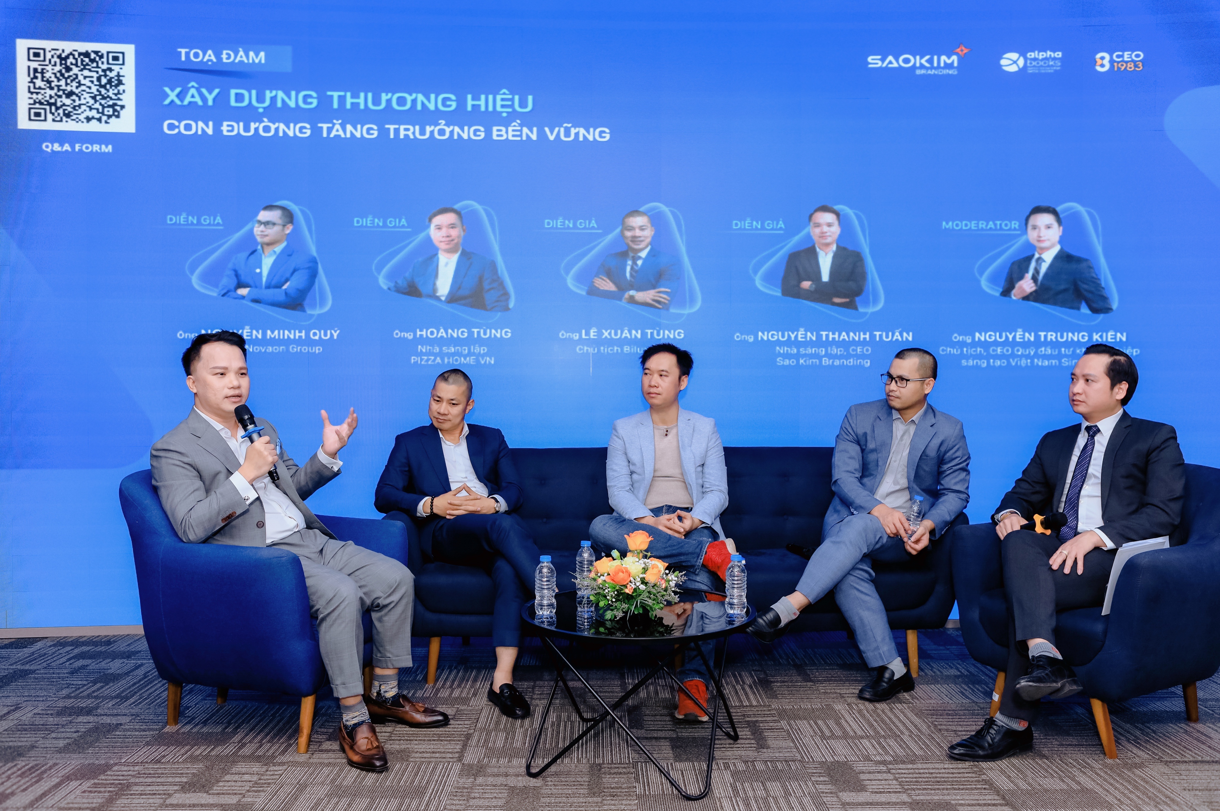 CEO Nguyễn Thanh Tuấn trong một buổi chia sẻ về thương hiệu và tăng trưởng