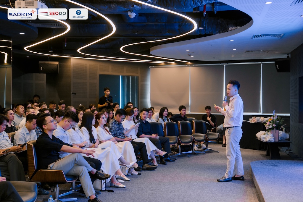 Nguyễn Thanh Tuấn chia sẻ với CEO và lãnh đạo doanh nghiệp về xây dựng thương hiệu