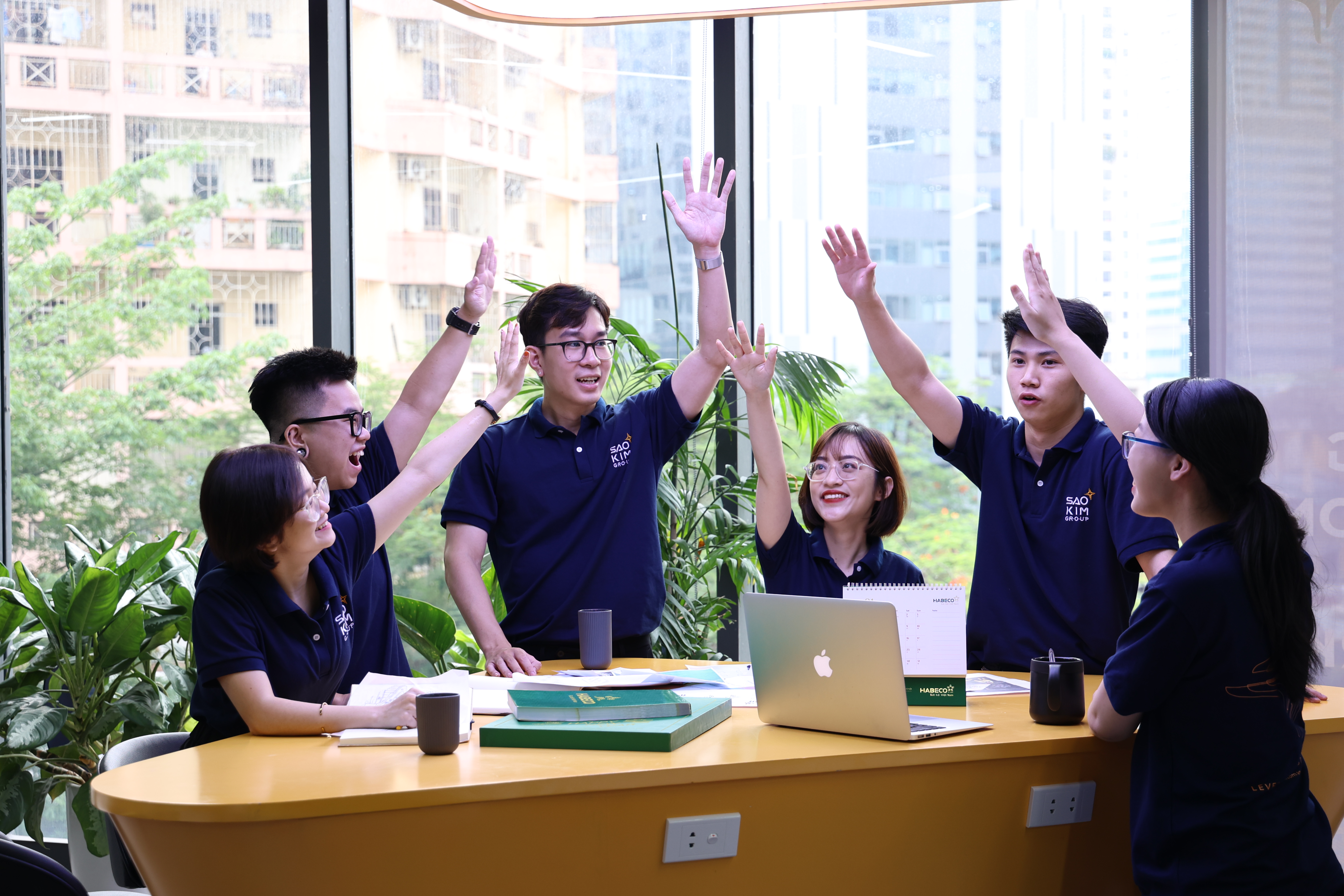 Đội ngũ Sao Kim Branding trong không gian làm việc