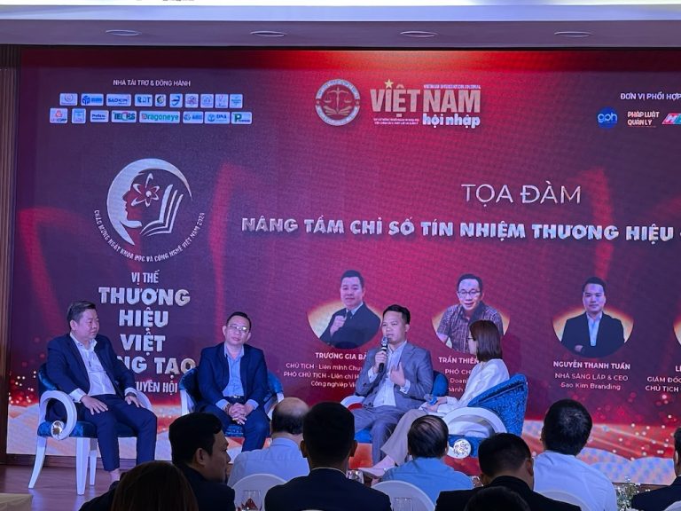 Ông Nguyễn Thanh Tuấn trả lời tại hội thảo về Vị thế thương hiệu Việt